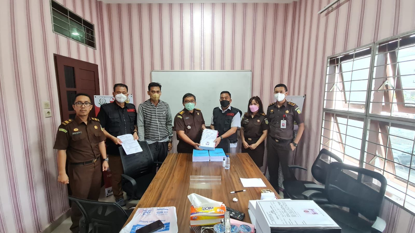 Photo of Polrestabes Medan Limpahkan Berkas Tahap II Kasus Korupsi Kecurangan Pengiriman Paket Pos 