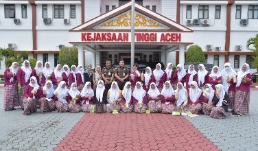 Photo of Seru! Puluhan Pelajar Geruduk Kejati Aceh