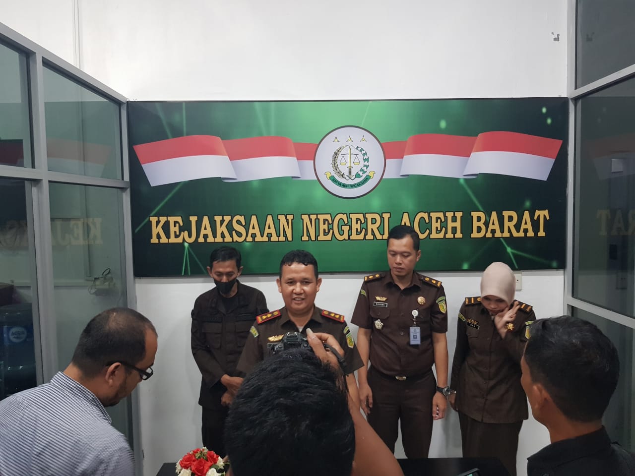 Photo of Kejari Aceh Barat Tahan 3 Tersangka Dugaan Korupsi Tanah Timbun