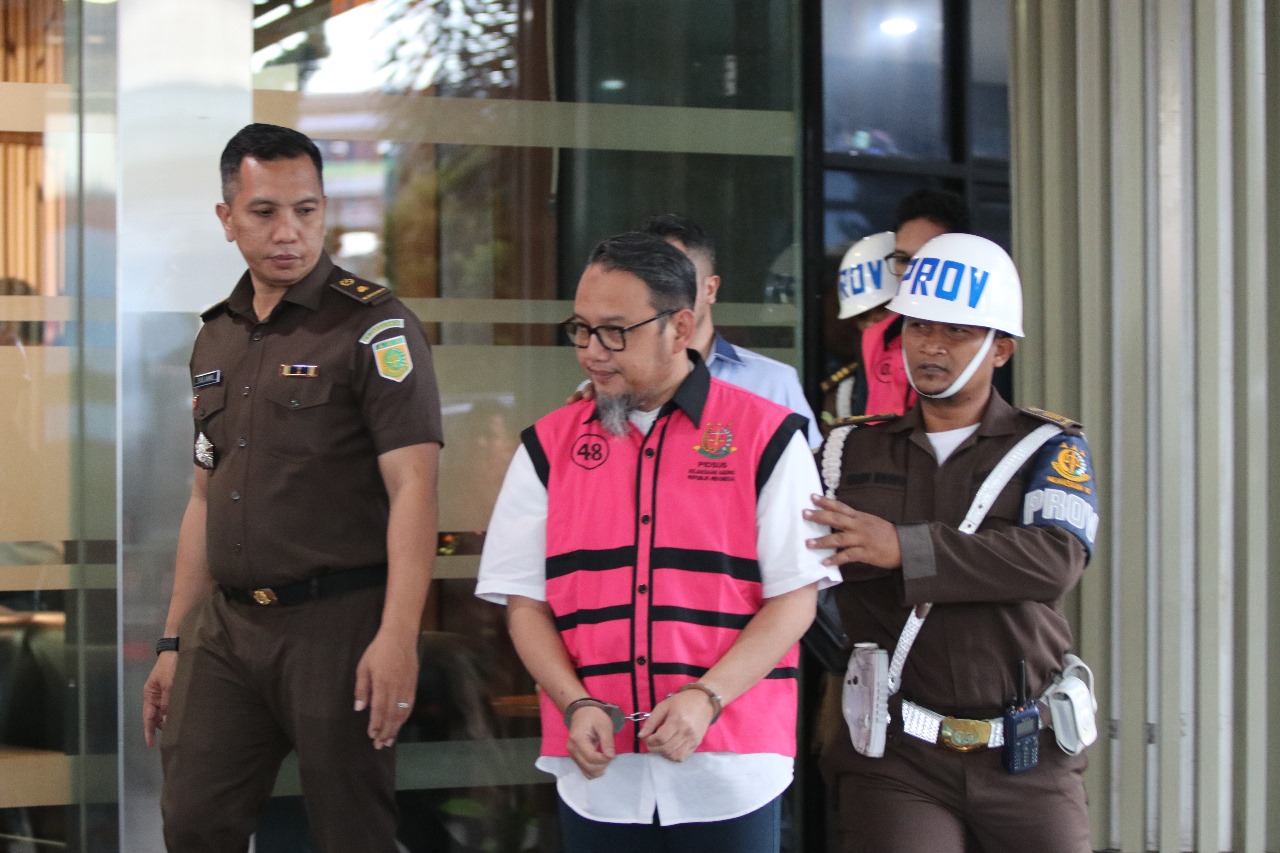 Photo of Kejagung Tetapkan 3 Tersangka Baru Korupsi BTS Menkominfo