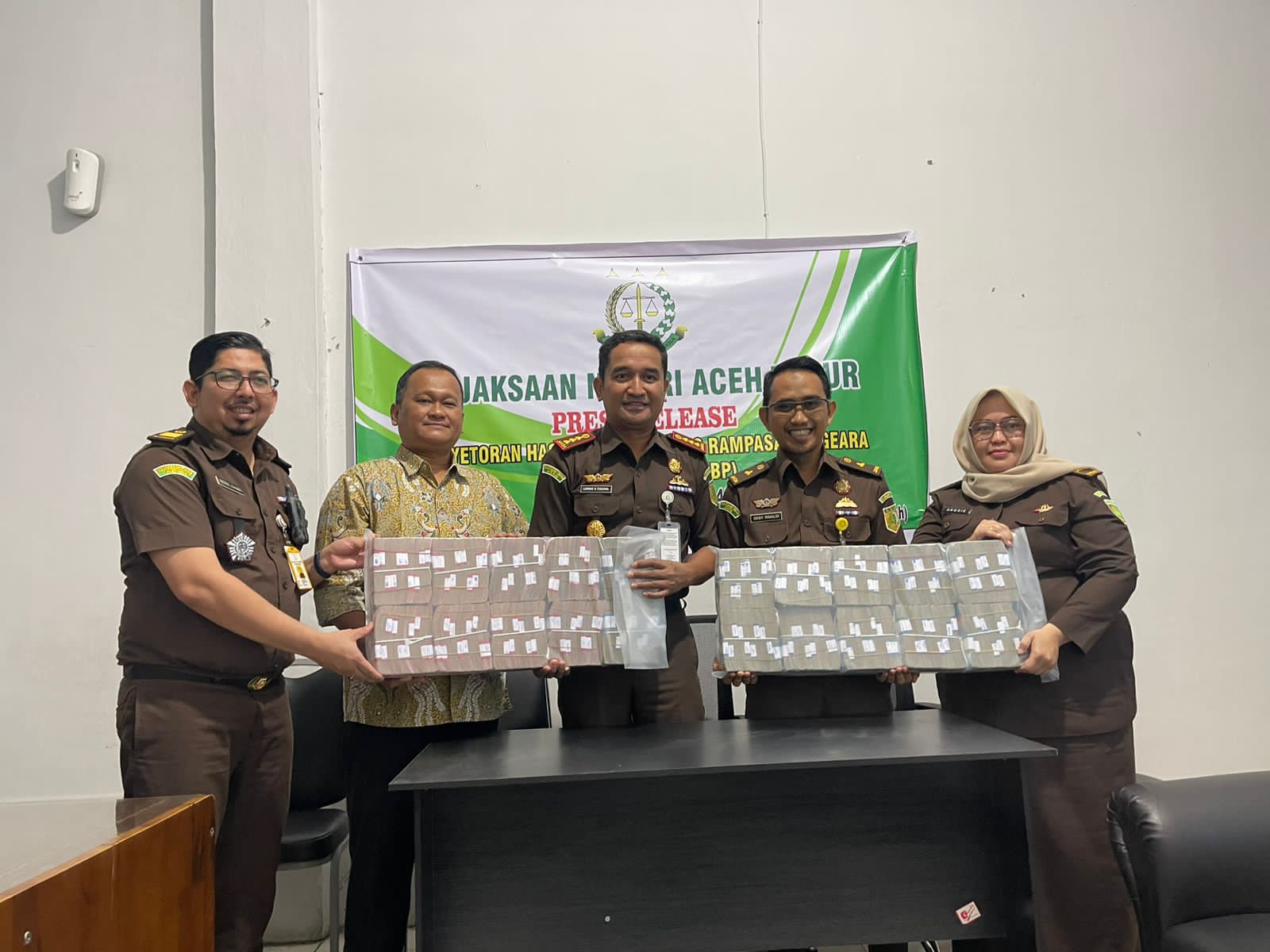 Photo of Kejari Aceh Timur Setorkan PNBP Perkara Narkoba