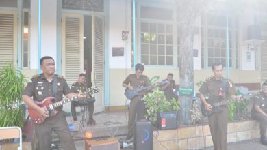 Photo of Lewat Bermain Musik, Kejari Jakarta Pusat Ajak Pelajar Anti Korupsi