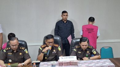 Photo of Kejari Karawang Tahan Tersangka Korupsi Mafia Pupuk