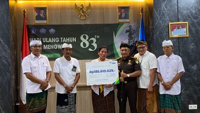Photo of Kajari Badung Salurkan Santunan Kematian BPJS Naker Petugas Kebersihan Desa Mengwi